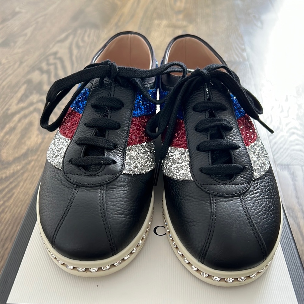 Gucci Sneaker with crystals on the sole.
